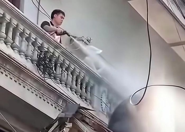 Đối tượng Nguyễn Duy Mạnh sử dụng máy bơm nước áp lực cao (dạng máy rửa xe) phun liên tục trong khoảng 4 phút vào người khác nhằm cản trở thi công.