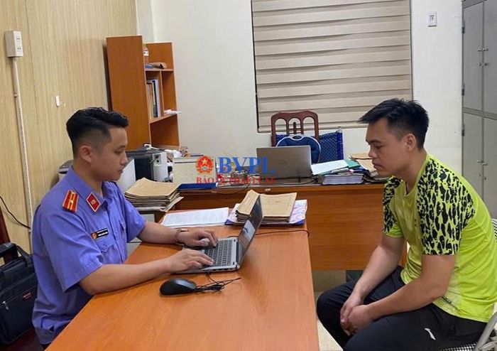 Kiểm sát viên VKSND khu vực 10, TP Hà Nội hỏi cung bị can Nguyễn Duy Mạnh.