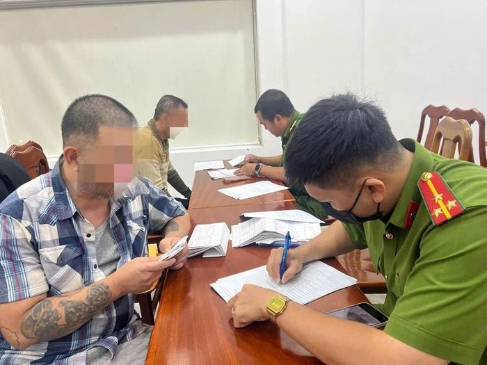 Công an TP HCM đang làm thủ tục tiếp nhận công dân bị Hoa Kỳ trục xuất .