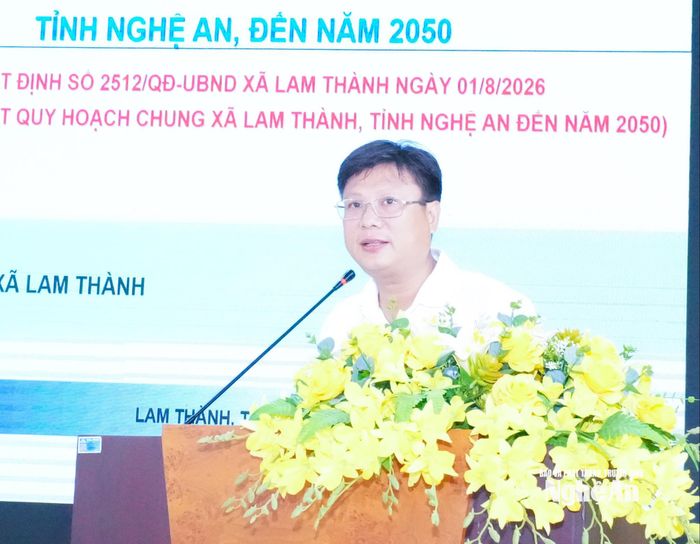Đồng chí Nguyễn Cảnh Đức - Phó Chủ tịch UBND xã Lam Thành báo cáo tổng quan Quy hoạch chung xã Lam Thành đến năm 2050. Ảnh: Mai Hoa