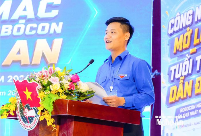 Phó Bí thư Tỉnh đoàn Nghệ An Nguyễn Mạnh Phong phát biểu khai mạc cuộc thi. Ảnh: TL