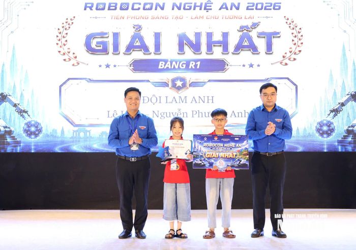 Ban Tổ chức trao giải Nhất cho 2 đội. Ảnh: Thanh Lê