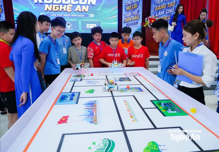 Các thí sinh thể hiện phần thi. Ảnh: TL