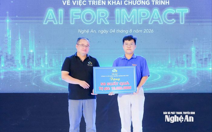 Công ty Cổ phần Truyền thông Nhị Vân trao quà cho đoàn viên, thanh niên phường Cửa Lò. Ảnh: TL