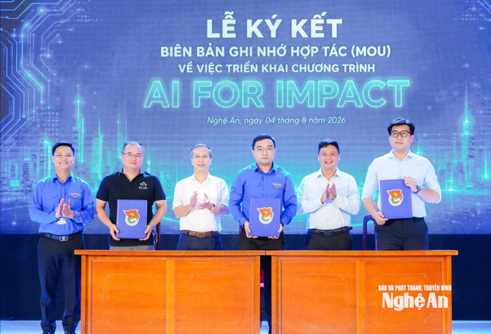 Ký kết Biên bản ghi nhớ hợp tác triển khai khóa học “AI for Impact” dành cho đoàn viên, thanh niên tỉnh Nghệ An. Ảnh: TL