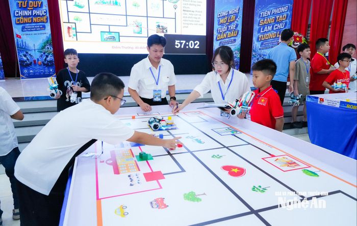 Các thí sinh thể hiện phần thi. Ảnh: TL