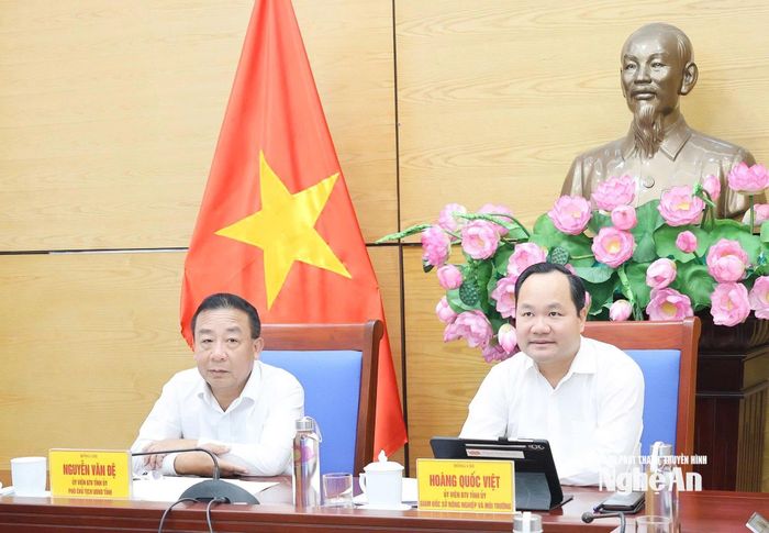 Các đồng chí Ủy viên BTV Tỉnh ủy: Nguyễn Văn Đệ - Phó Chủ tịch UBND tỉnh; Hoàng Quốc Việt - Giám đốc Sở Nông nghiệp và Môi trường chủ trì tại điểm cầu Nghệ An. Ảnh: Lê Hằng