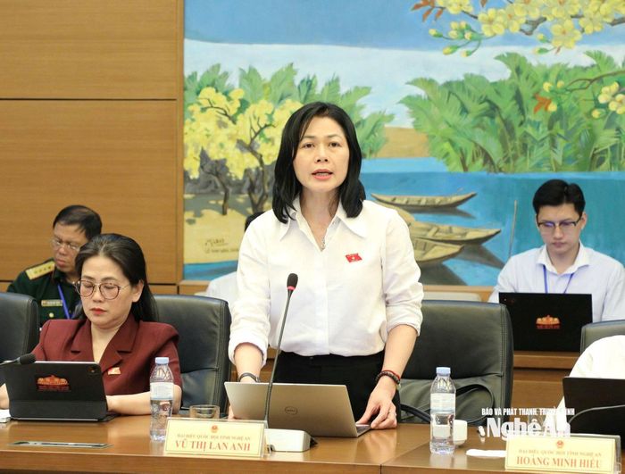 Đại biểu Quốc hội Vũ Thị Lan Anh - Ủy viên chuyên trách Ủy ban Công tác đại biểu của Quốc hội đóng góp ý kiến vào các dự án luật. Ảnh: Khánh Duy
