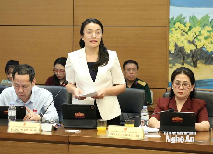 Đại biểu Hoàng Thị Thu Trang - Giám đốc Sở Tư pháp đóng góp ý kiến vào các dự án luật. Ảnh: Khánh Duy