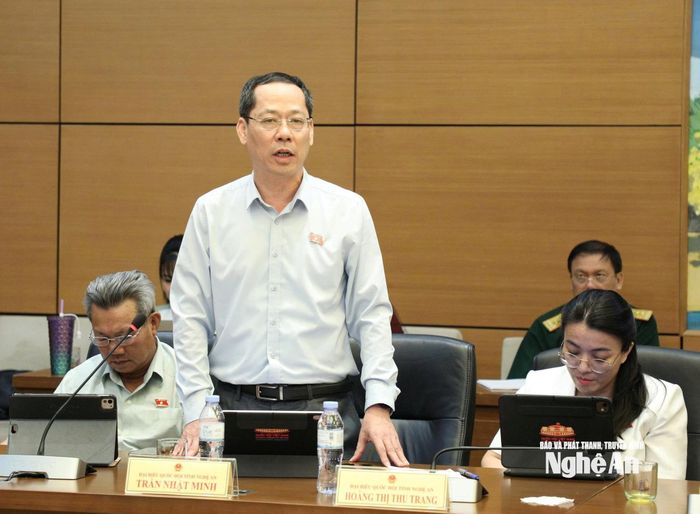 Đại biểu Quốc hội chuyên trách Trần Nhật Minh đóng góp ý kiến vào các dự án luật. Ảnh: Khánh Duy