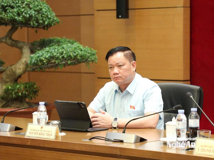 Đồng chí Nguyễn Khắc Thận - Ủy viên Trung ương Đảng, Bí thư Tỉnh ủy, Trưởng Đoàn ĐBQH tỉnh cùng chủ trì, điều hành phiên thảo luận. Ảnh: Khánh Duy