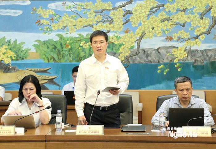 Đại biểu Quốc hội hoạt động chuyên trách của Ủy ban Pháp luật và Tư pháp của Quốc hội Hoàng Minh Hiếu đóng góp ý kiến vào các dự án luật. Ảnh: Khánh Duy
