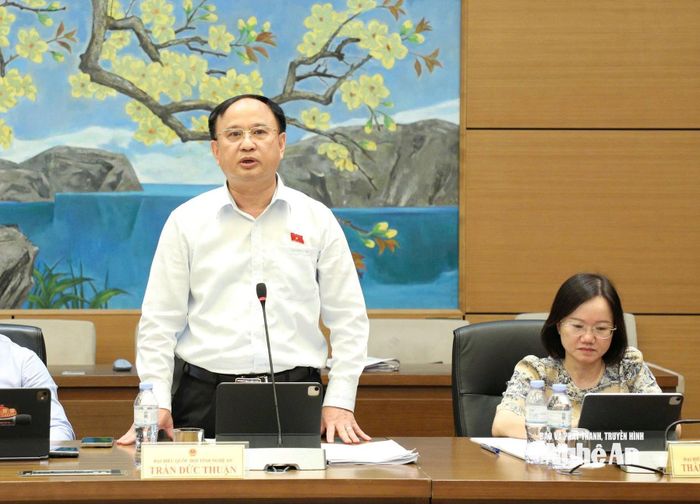 Đại biểu Trần Đức Thuận - Phó Chủ nhiệm Ủy ban Quốc phòng, An ninh và Đối ngoại của Quốc hội đóng góp ý kiến vào các dự án luật. Ảnh: Khánh Duy
