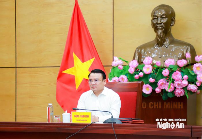 Đồng chí Phùng Thành Vinh - Ủy viên Ban Chấp hành Đảng bộ tỉnh, Phó Chủ tịch UBND tỉnh chủ trì tại điểm cầu UBND tỉnh Nghệ An. Ảnh: Thành Duy