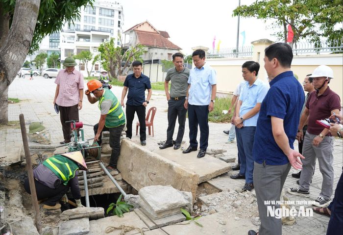 Đường 72m cung đoạn nối từ đường Lê Nin sang khu vực ngã ba Quán Bàu còn 200m vỉa hè bên phải tuyến chưa thông. Ảnh: Nguyễn Toàn
