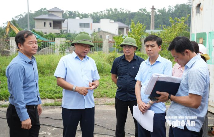 Phó Chủ tịch UBND tỉnh Hoàng Phú Hiền đề nghị chủ đầu tư tập trung đôn đốc nhà thầu. Ảnh: Nguyễn Toàn