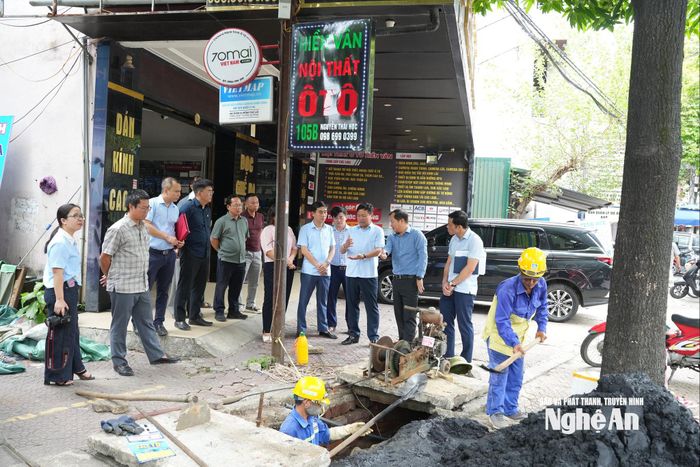 Cần tập trung tuyên truyền để người dân nâng cao ý thức, chung tay phát huy hiệu quả dự án chống ngập úng đô thị. Ảnh: Nguyễn Toàn