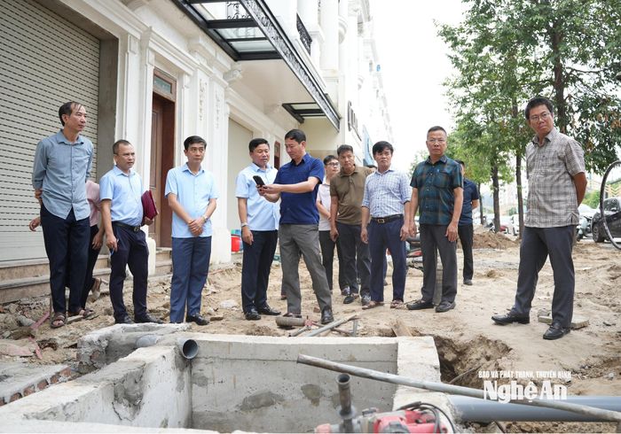 Phó Chủ tịch UBND tỉnh Hoàng Phú Hiền đánh giá gói thầu số 10 quá chậm tiến độ so với hợp đồng. Ảnh: Nguyễn Toàn