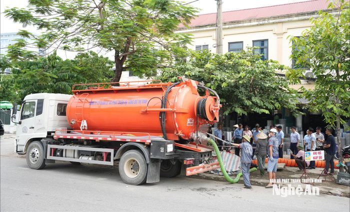 Phó Chủ tịch UBND tỉnh Hoàng Phú Hiền đề nghị tăng cường nhân lực, phương tiện đẩy nhanh tiến độ nạo vét mương tiêu, hố thu. Ảnh: Nguyễn Toàn