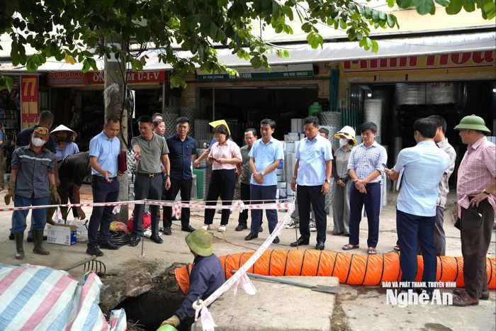 Kiểm tra công tác nạo vét mương tiêu trên đường Phan Bội Châu. Ảnh: Nguyễn Toàn