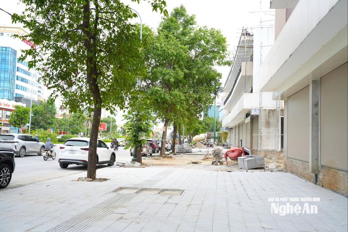 Một đoạn vỉa hè đường Lê Nin đang thi công. Ảnh: Nguyễn Toàn