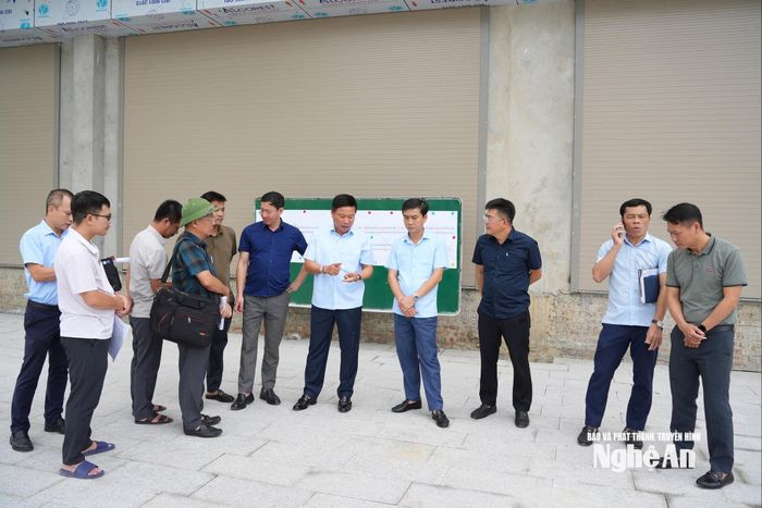 Phó Chủ tịch UBND tỉnh Hoàng Phú Hiền yêu cầu chủ đầu tư và nhà thầu đẩy nhanh tiến độ. Ảnh: Nguyễn Toàn