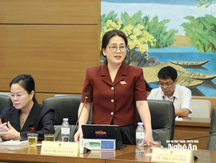 Đại biểu Phan Thị Nguyệt Thu - Chánh án Tòa án nhân dân tỉnh tham gia góp ý vào dự án luật, dự thảo Nghị quyết. Ảnh: Khánh Duy
