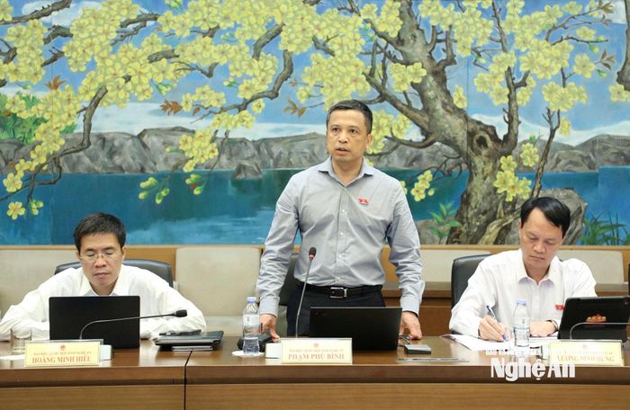 Đại biểu Quốc hội chuyên trách tại Ủy ban Quốc phòng, An ninh và Đối ngoại của Quốc hội Phạm Phú Bình tham gia góp ý vào dự án luật, dự thảo Nghị quyết. Ảnh: Khánh Duy