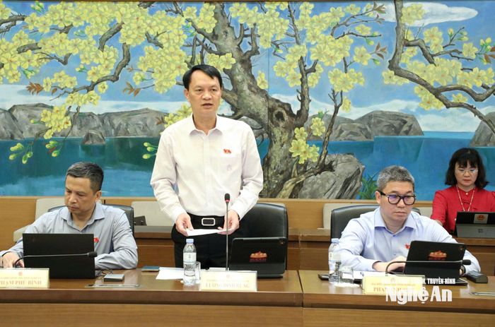 Đại biểu Lương Đình Hưng - Phó Tư lệnh pháp luật Cảnh sát biển Việt Nam tham gia góp ý vào dự án luật, dự thảo Nghị quyết. Ảnh: Khánh Duy