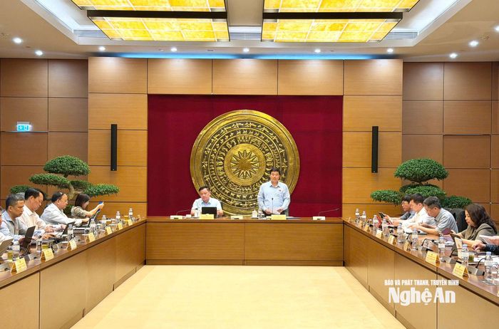 Các đại biểu Quốc hội đoàn Nghệ An và Lâm Đồng thảo luận tại tổ về ba dự án luật. Ảnh: Khánh Duy