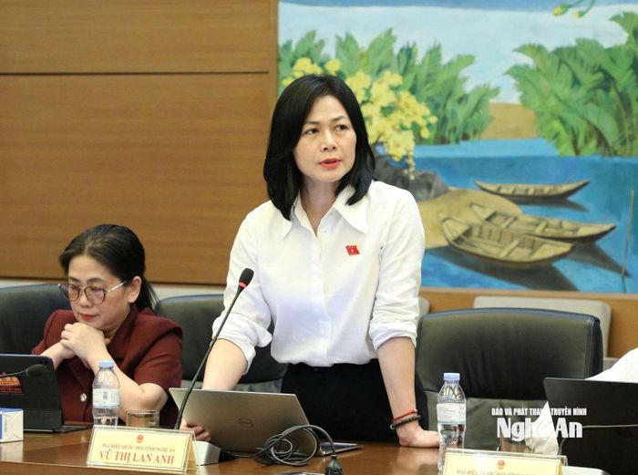Đại biểu Vũ Thị Lan Anh -- Ủy viên chuyên trách Ủy ban Công tác đại biểu của Quốc hội tham gia góp ý vào dự án luật, dự thảo Nghị quyết. Ảnh: Khánh Duy