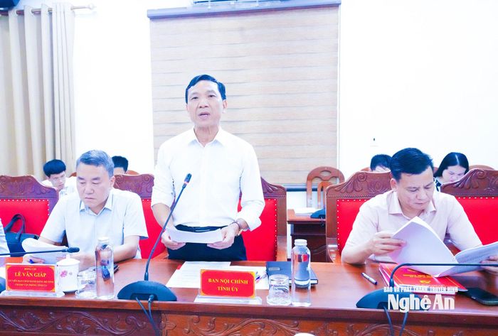 Đồng chí Hồ Xuân Bảy - Phó Trưởng ban Nội chính Tỉnh ủy báo cáo công tác nội chính tháng 7/2026. Ảnh: Mai Hoa