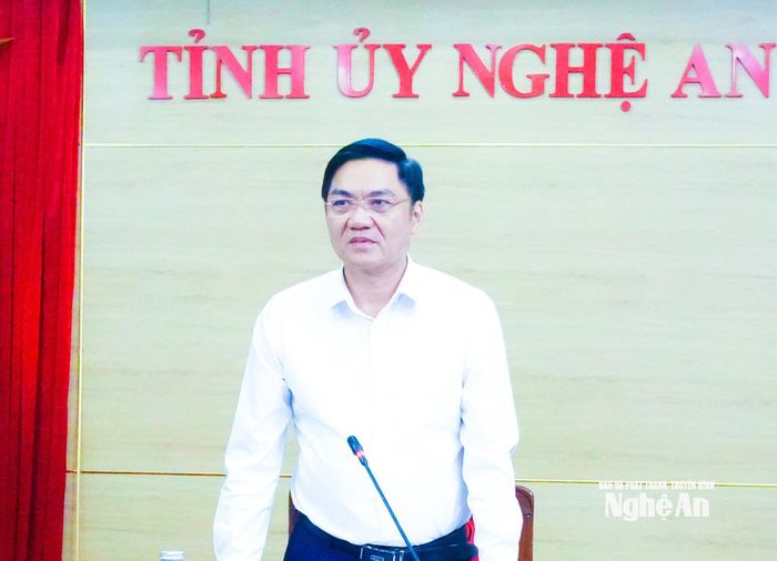 Đồng chí Hoàng Nghĩa Hiếu – Phó Bí thư Thường trực Tỉnh ủy, Chủ tịch HĐND tỉnh phát biểu chỉ đạo tại hội nghị. Ảnh: Mai Hoa