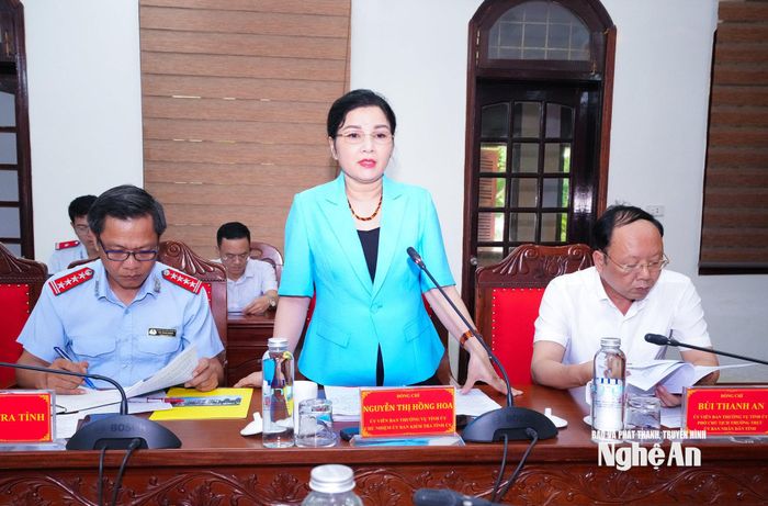 Đồng chí Nguyễn Thị Hồng Hoa – Ủy viên Ban Thường vụ Tỉnh ủy, Chủ nhiệm Ủy ban Kiểm tra Tỉnh ủy phát biểu ý kiến tại hội nghị. Ảnh: Mai Hoa