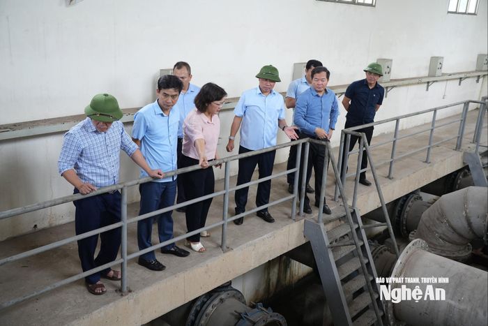 Phó Chủ tịch UBND tỉnh Hoàng Phú Hiền kiểm tra tại Trạm bơm tiêu úng Đông Nam. Ảnh: Nguyễn Toàn