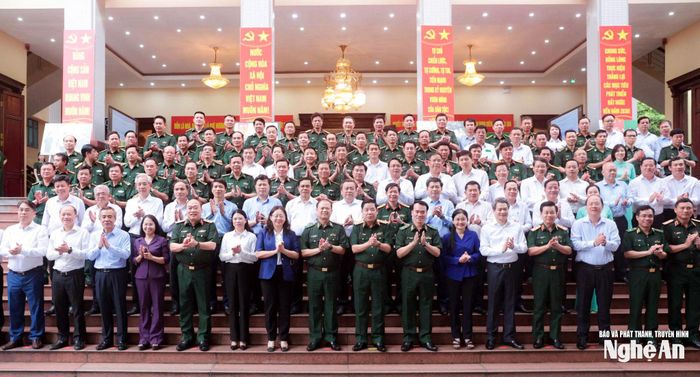 Các đồng chí lãnh đạo Bộ Quốc phòng, Đảng ủy, Bộ Tư lệnh Biên phòng và 30 tỉnh ủy, thành ủy chụp ảnh lưu niệm. Ảnh: Văn Đức