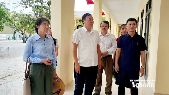 Đoàn khảo sát tại Trường THCS Sơn Hải về việc thực hiện chính sách hỗ trợ xây dựng trường chuẩn quốc gia.