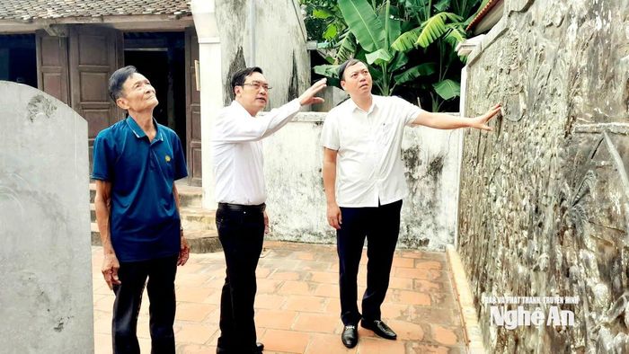 Đoàn khảo sát tại Di tích cấp Quốc gia đặc biệt Đình Tám Mái.