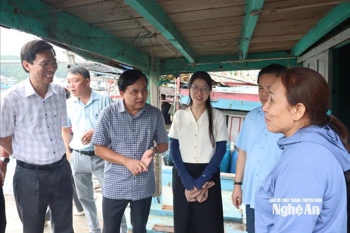 Đoàn giám sát gặp gỡ người dân nắm bắt việc triển khai chính sách hỗ trợ phát triển thủy sản.