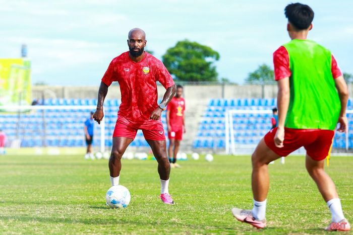 Luiz Antonio gây ấn tượng trong các buổi tập bằng các pha chuyền bóng có tính đột biến rất cao.