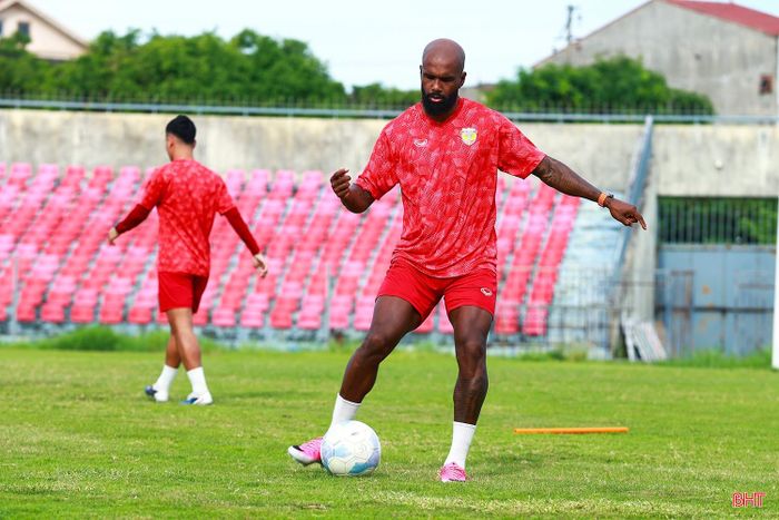 Sự góp mặt của Luiz Antonio được kỳ vọng sẽ tăng cường sức mạnh cho hàng tiền vệ.