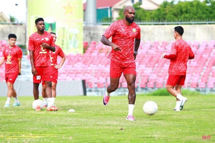 Dù đã 35 tuổi nhưng Luiz Antonio vẫn duy trì nền tảng thể lực sung mãn cùng khả năng tranh chấp ấn tượng.
