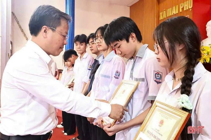 Lãnh đạo xã Mai Phụ tuyên dương, khen thưởng học sinh giỏi.