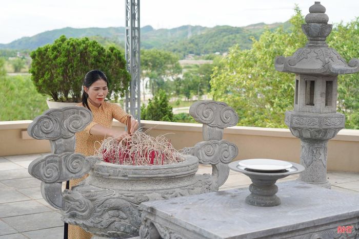 "Là người con của quê hương Đức Thọ và cũng là người trực tiếp làm công tác thuyết minh tại khu di tích, tôi rất vui khi nơi đây được đầu tư khang trang hơn. Dịp 27/7 vừa qua, lượng người dân và du khách về dâng hương đông hơn hẳn. Không gian sạch đẹp, trang nghiêm, chúng tôi càng tự hào khi giới thiệu về cuộc đời, sự nghiệp của Tổng Bí thư Trần Phú đến với các đoàn khách", chị Trần Thị Hồng Lĩnh - Phòng Quản lý di tích Tổng Bí thư Trần Phú (Bảo tàng Hà Tĩnh) chia sẻ.