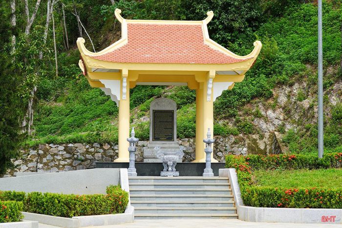 Có mặt tại Khu mộ Tổng Bí thư Trần Phú những ngày đầu tháng 8, dễ dàng cảm nhận sự thay đổi rõ nét so với trước đây. Từ cổng vào đến khu mộ đều được chỉnh trang sạch đẹp. Hệ thống sân, đường lát đá rộng rãi, các bậc cấp được mở rộng, cảnh quan cây xanh được quy hoạch hài hòa tạo nên không gian trang nghiêm nhưng gần gũi. Những hạng mục mới không làm mất đi giá trị nguyên gốc của di tích mà góp phần tôn lên vẻ uy nghiêm nơi an nghỉ của Tổng Bí thư Trần Phú.