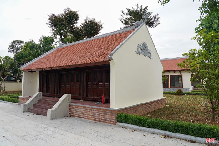 Trong khi đó, tại khu lưu niệm, dự án đầu tư xây dựng mới nhà tưởng niệm, nhà đón tiếp; cải tạo nhà lưu niệm hiện có; xây dựng hệ thống sân vườn, đường dạo, bãi đỗ xe, cổng, hàng rào; đồng thời hoàn thiện hệ thống điện, cấp thoát nước, phòng cháy chữa cháy, cây xanh và các hạng mục phụ trợ khác.