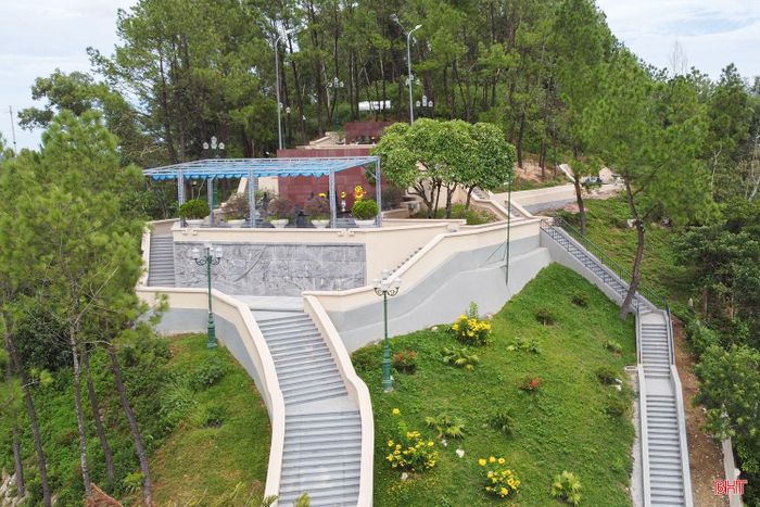 Tại Khu mộ Tổng Bí thư Trần Phú, các hạng mục được đầu tư gồm: cải tạo sân hành lễ; mở rộng hệ thống đường nội bộ, bậc cấp; xây dựng mới cổng, hàng rào, tường chắn; hệ thống cấp thoát nước, điện chiếu sáng, cây xanh, cảnh quan và các hạng mục hạ tầng kỹ thuật phụ trợ.
