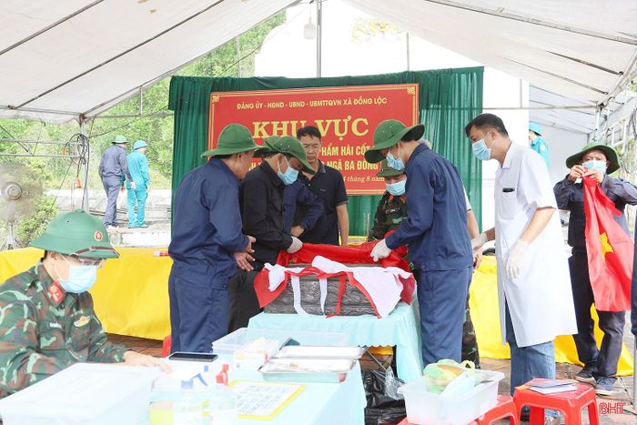 Lực lượng chức năng thực hiện nhiệm vụ tại xã Đồng Lộc.