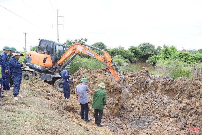Lực lượng chức năng tiến hành tìm kiếm 1 phần mộ liệt sĩ từ nguồn tin của người dân cung cấp.