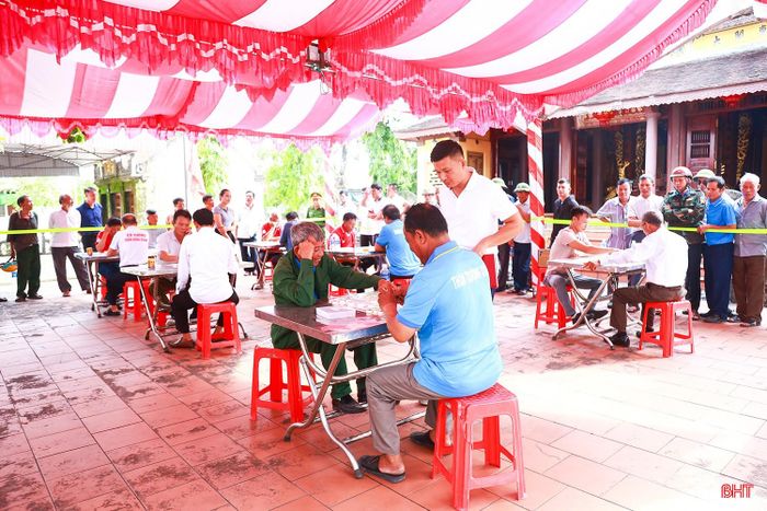 Diễn ra song song với giải bóng chuyền nữ, giải cờ tướng được tổ chức với sự tham gia của 22 VĐV đến từ 11 thôn trên địa bàn xã. Các VĐV được chia làm 2 bảng, thi đấu loại trực tiếp, 2 VĐV xuất sắc của 2 bảng sẽ vào thi đấu chung kết.